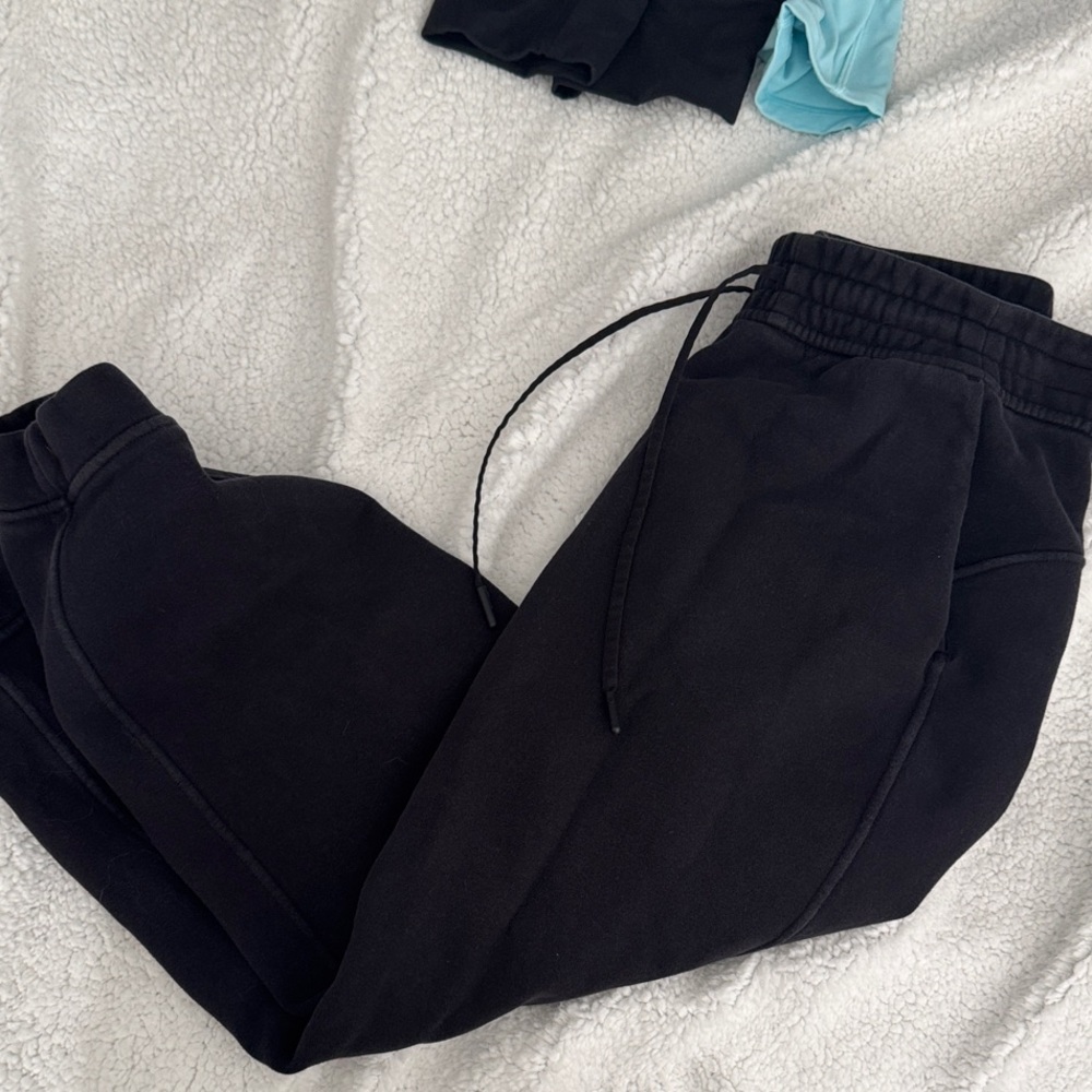 lululemon athletica crop Black Sweatpants